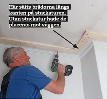 Gipsskivor tak: Bärja med att skruva brädor i taket längs väggarna Gipsskivor tak: Bärja med att skruva brädor i taket längs väggarna